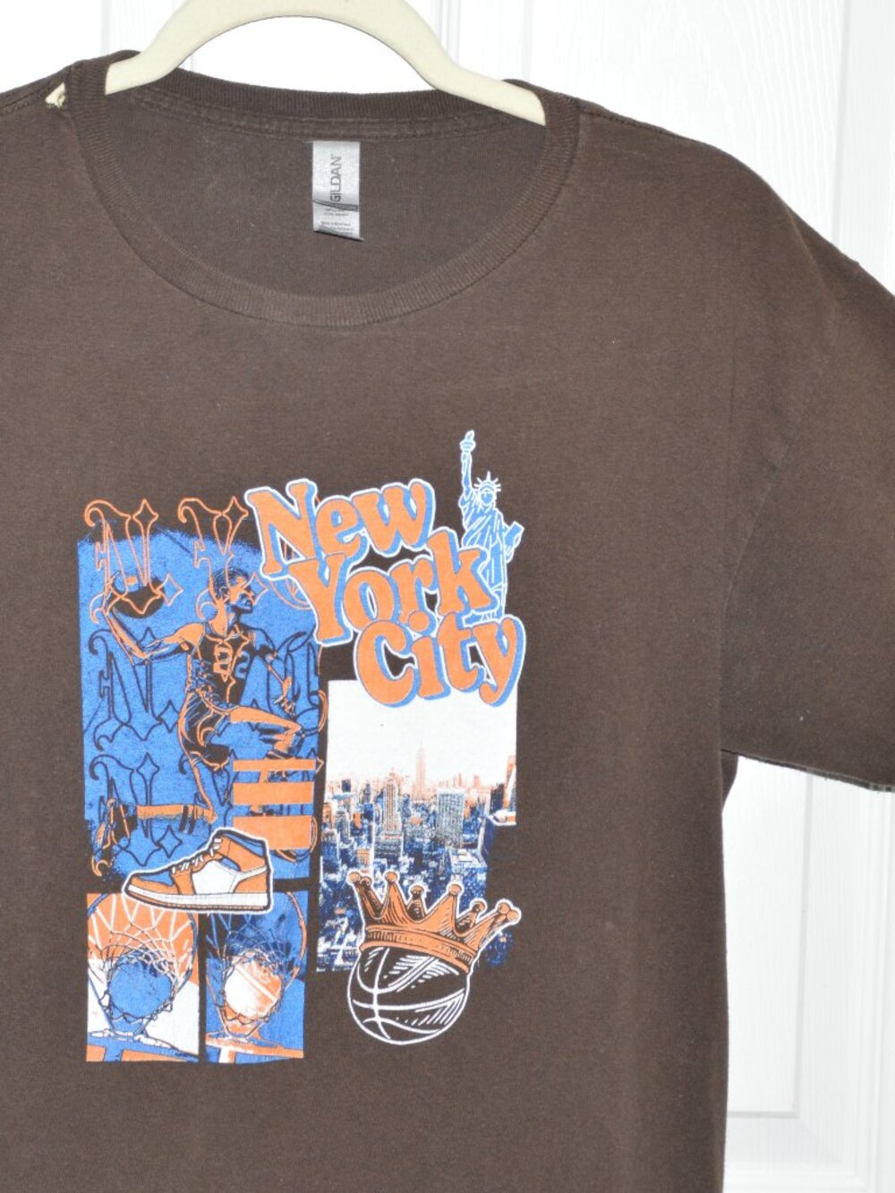 Gildan NYC Basketball Graphic T Shirt Youth XL Brown Heavy Cotton Streetwear